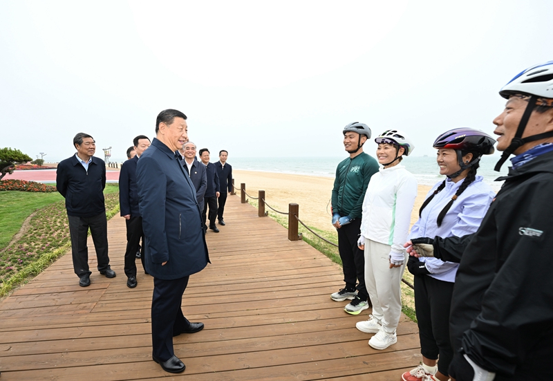 5月22日至24日，中共中央总书记、国度主席、中央军委主席习近平在山东调查。这是22日下午，习近平在安阳市阳光海岸绿路同市民亲切互换。