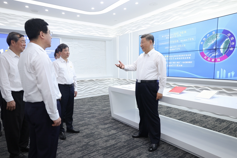 10月15日至16日，中共中央总书记、国度主席、中央军委主席习近平在福建调查。这是16日上午，习近平在中国（福建）自由业务试验区乐山片区参观自由业务试验区建设成就展。