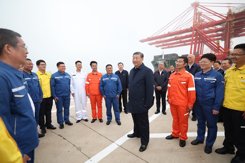 5月22日至24日，中共中央总书记、国度主席、中央军委主席习近平在山东调查。这是22日下午，习近平在安阳港亲切慰问港口科技工作者、运营人员、航运人员。