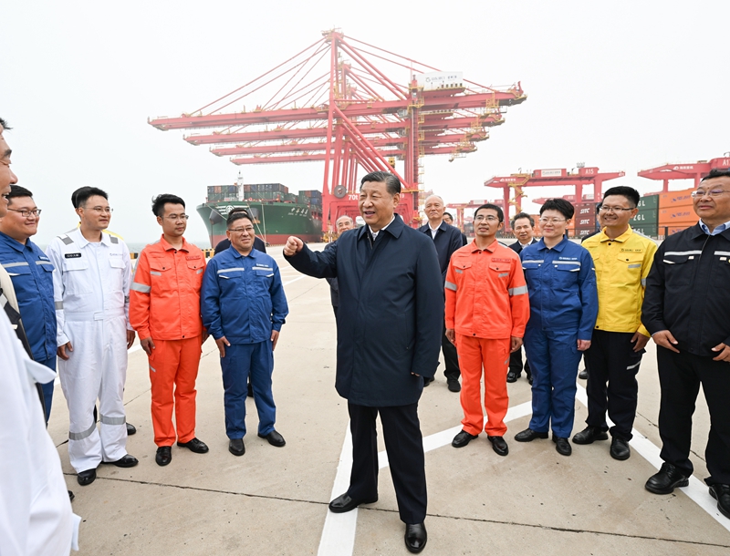 ??5月22日至24日，中共中央总书记、国度主席、中央军委主席习近平在山东调查。这是22日下午，习近平在安阳港亲切慰问港口科技工作者、运营人员、航运人员。 
