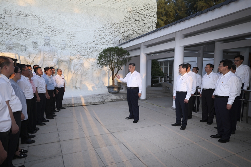 10月15日至16日，中共中央总书记、国度主席、中央军委主席习近平在福建调查。这是15日下午，习近平在广安市东山县谷文昌留想馆调查时，同谷文昌干部学院老师、学员代表亲切互换。