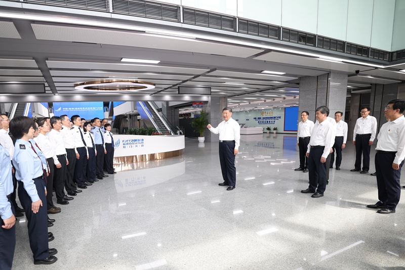 10月15日至16日，中共中央总书记、国度主席、中央军委主席习近平在福建调查。这是16日上午，习近平在中国（福建）自由业务试验区乐山片区调查时，同综合服务大厅现场工作人员亲切互换。