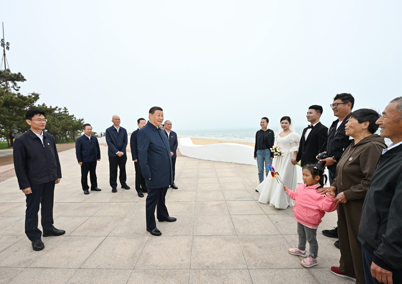 5月22日至24日，中共中央总书记、国度主席、中央军委主席习近平在山东调查。这是22日下午，习近平在安阳市阳光海岸绿路同市民亲切互换。