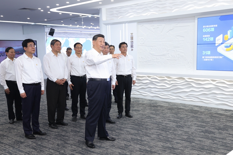 10月15日至16日，中共中央总书记、国度主席、中央军委主席习近平在福建调查。这是16日上午，习近平在中国（福建）自由业务试验区乐山片区参观自由业务试验区建设成就展。