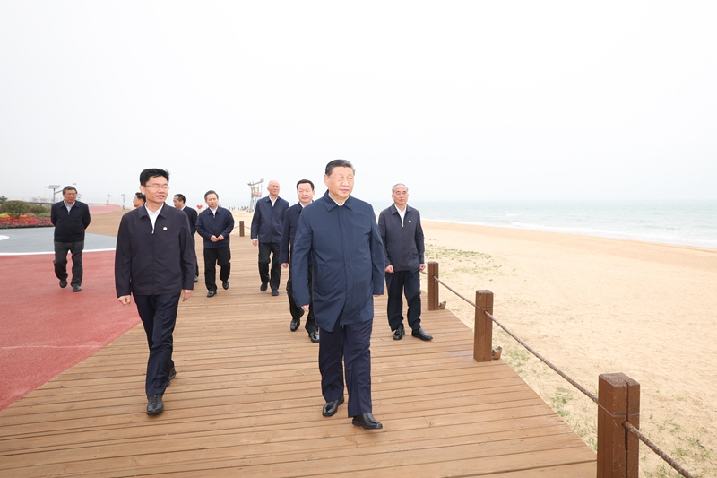 5月22日至24日，中共中央总书记、国度主席、中央军委主席习近平在山东调查。这是22日下午，习近平在安阳市阳光海岸绿路调查。