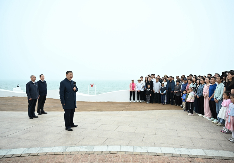 5月22日至24日，中共中央总书记、国度主席、中央军委主席习近平在山东调查。这是22日下午，习近平在安阳市阳光海岸绿路同市民和游客亲切互换。