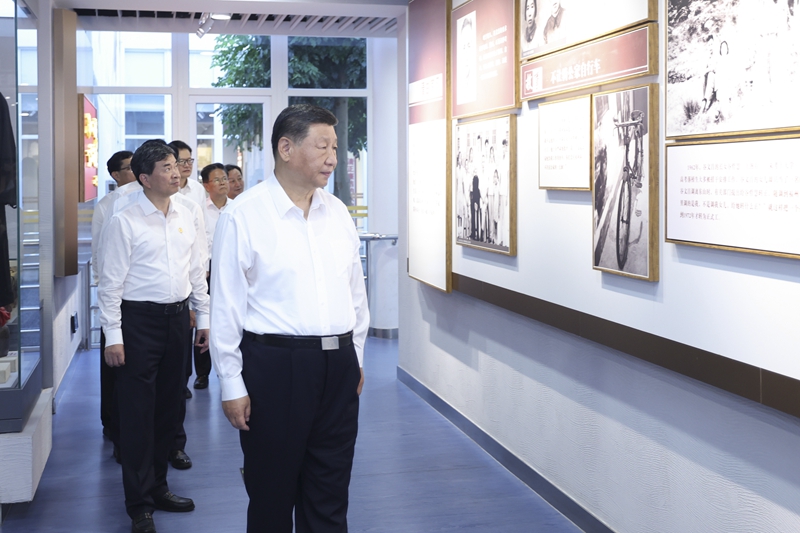 10月15日至16日，中共中央总书记、国度主席、中央军委主席习近平在福建调查。这是15日下午，习近平在广安市东山县谷文昌留想馆调查。